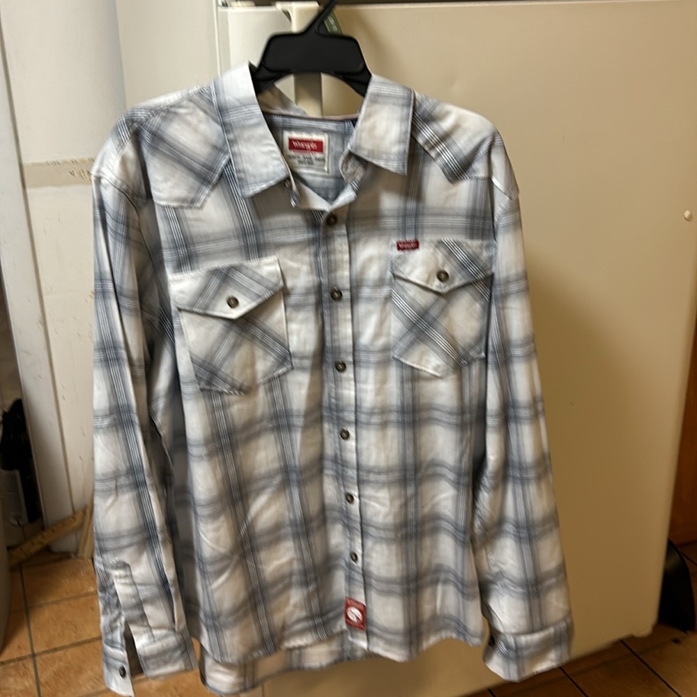 New Wrangler Men's Button up Plaid slim Fit Long Sleeve Shirt. Color Pearl Blue